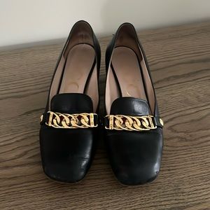 Gucci Sylvie 55 Black Leather Web Chain Toe Strap Pump Size 37.5 Size 7.5